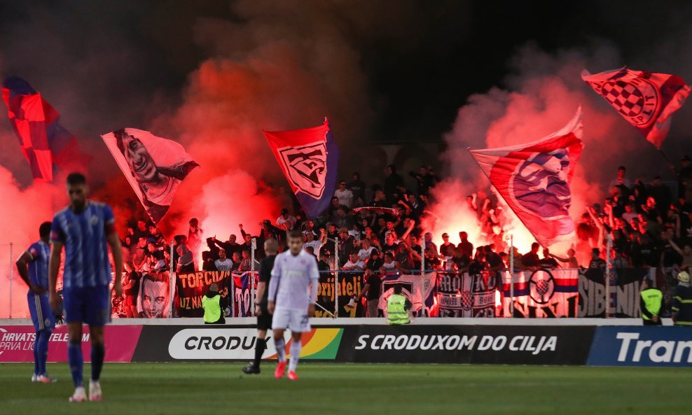 Bakljada Torcide na utakmici Lokomotiva - Hajduk