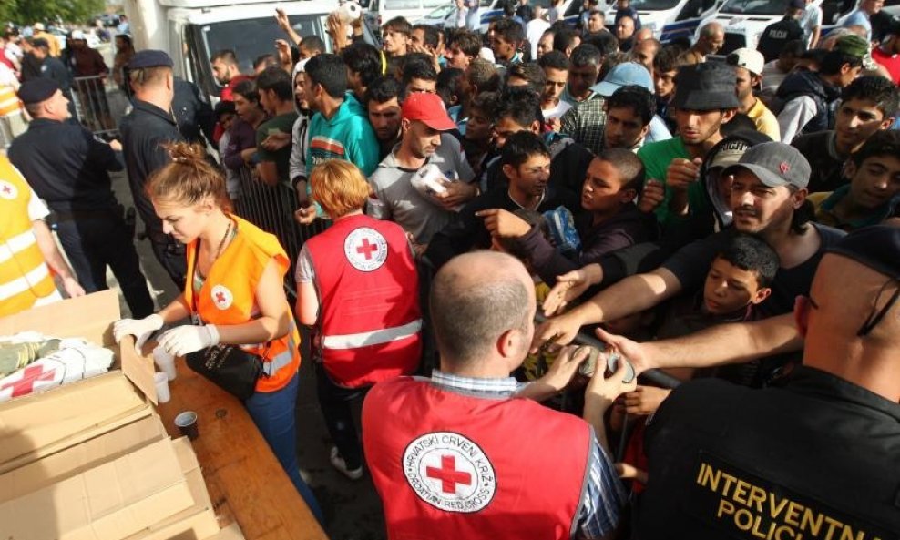 Crveni križ dijeli pomoć izbjeglicama u Tovarniku