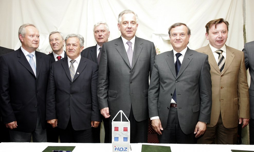 Predsjednici županijskih organizacija HDZ-a, HSS-a i HSLS-a na potpisivanju koalicije 24. travnja 2009.