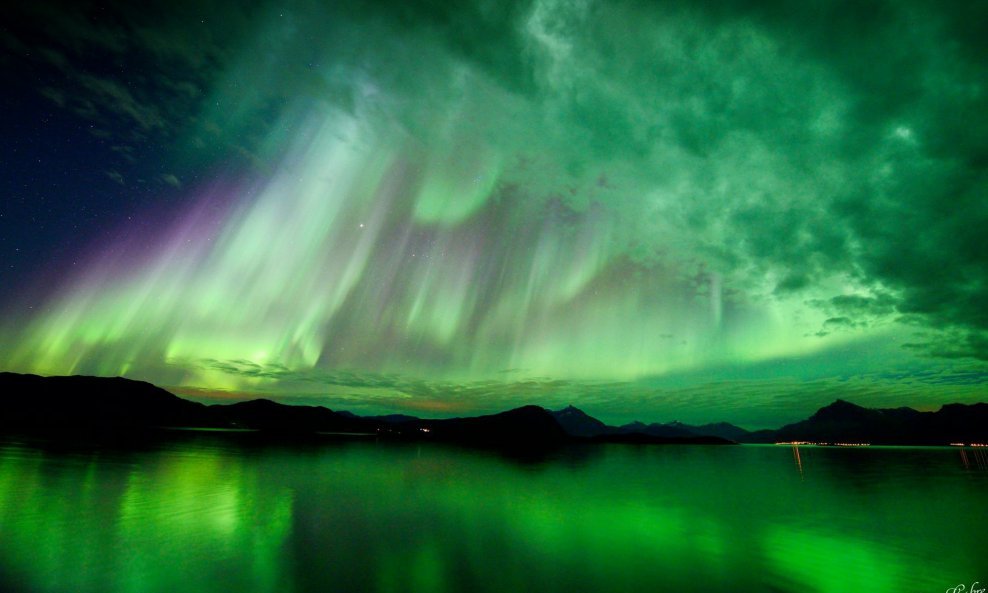 Kad izbacivanje koronalne mase iz Sunca pogodi Zemljino magnetsko polje, nastaju spektakularni svjetlosni prizori, poput ovog iznad Norveške