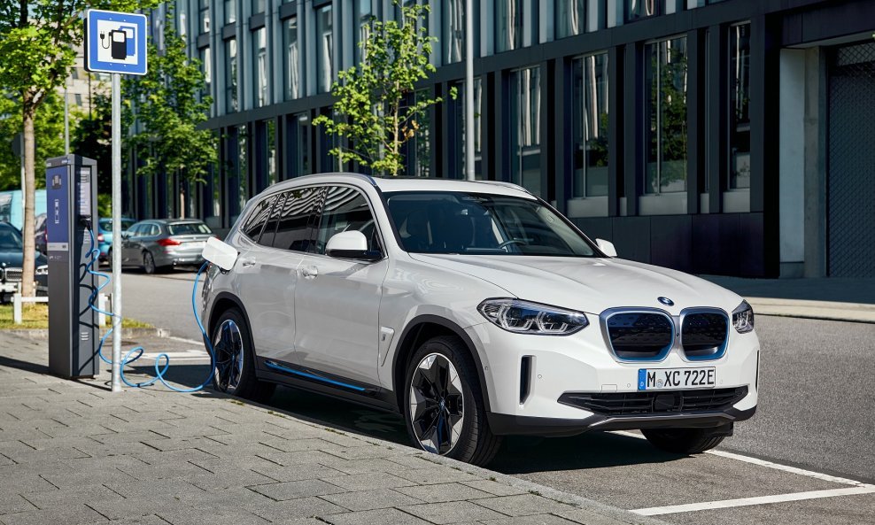 BMW X3 će biti prvi model koji će biti dostupan s visoko učinkovitim benzinskim i dizelskim motorima, plug-in hibridnim sustavom ili čisto električnim pogonom