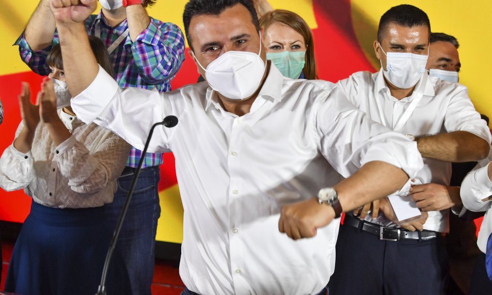 Zoran Zaev, predsjednik SDSM-a, slavi tijesnu pobjedu koalicije 'Možemo' u euforičnom raspoloženju, ali ipak na distanci od kolega