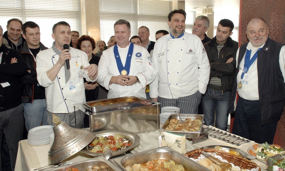 Kamanjo (desno) na kulinarskoj manifestaciji Biser Mora