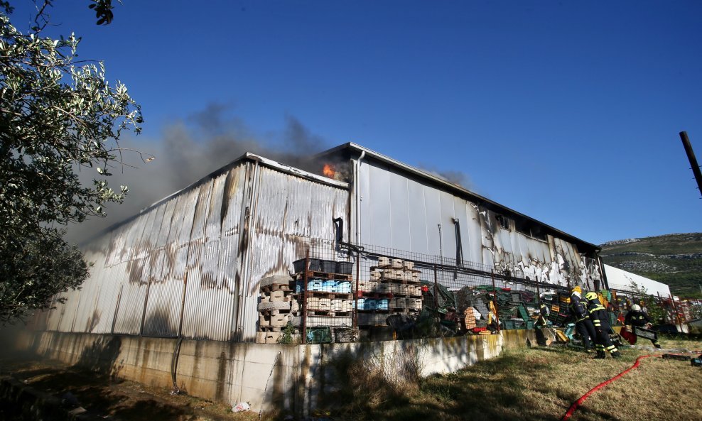 Požar u tvornici za preradu ribe u Kaštel Novom