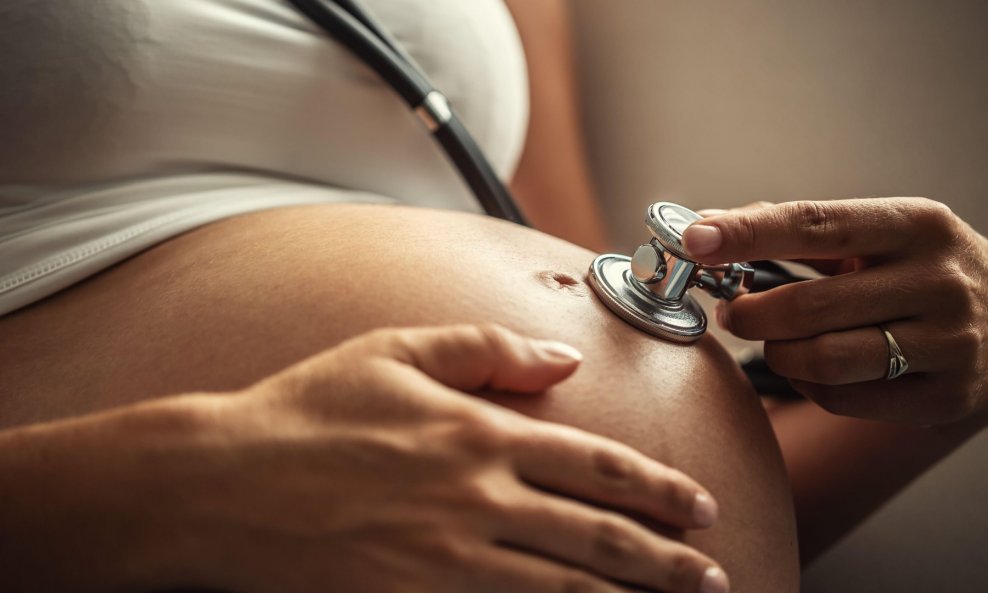 Istraživači su pregledali zdravstvene kartone 11.432 trudnice i rodilje, primljenih u bolnicu zbog sumnje ili potvrde da su 
zaražene Covidom-19