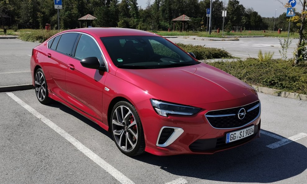 Opel Insignia Grand Sport GSi vrhunski je model u liniji Opel Insignije