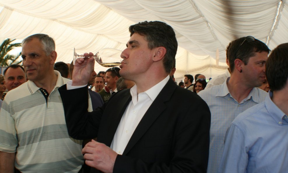 Zoran Milanović pije vino