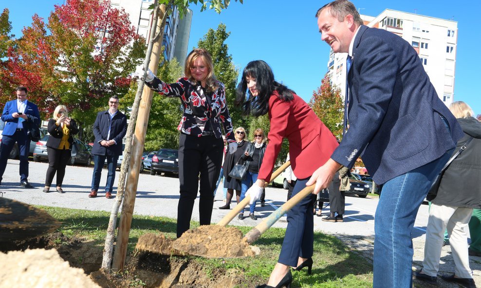 Sadnjom drveća ispred vrtića Grabrik u Karlovcu obilježena je 30. godišnjica projekta Interreg