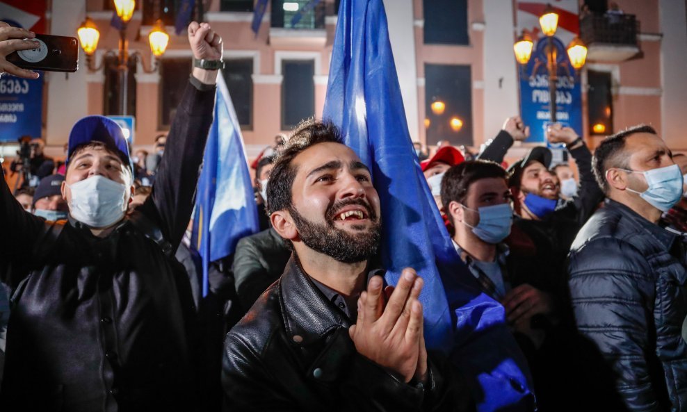 Pristaše vladajuće stranke Gruzijski san slave nakon objave rezultata izlaznih anketa, nakon parlamentarnih izbora u Tbilisiju, u Gruziji, 31 listopada 2020.