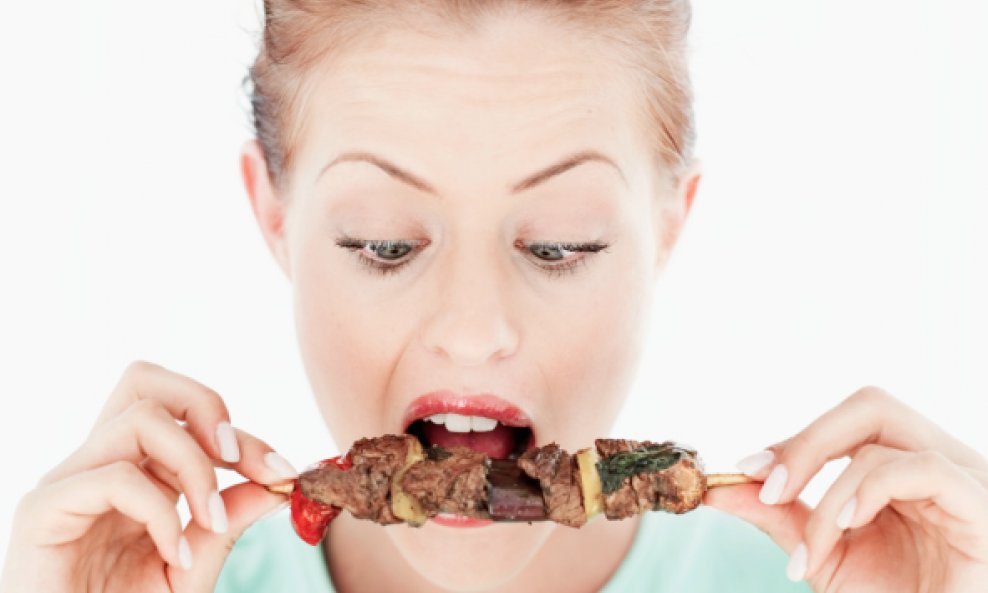 žene jede meso