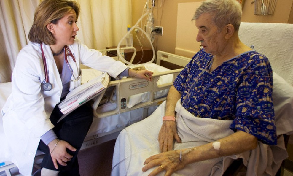 Moždani udar doktor pacijent bolnica starost bolest