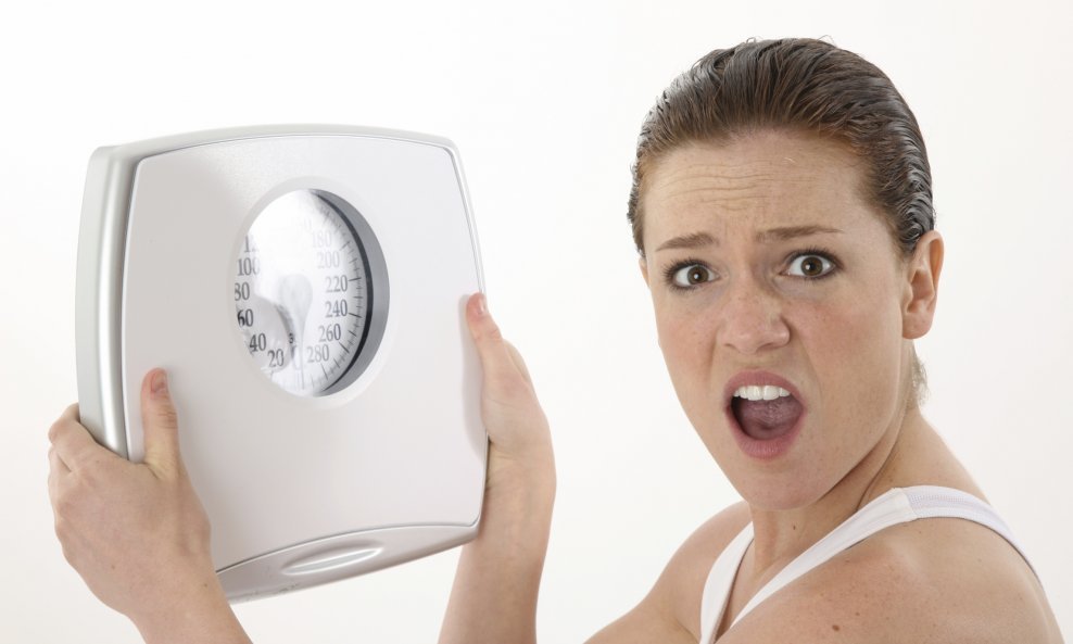 žena vaga višak kilograma