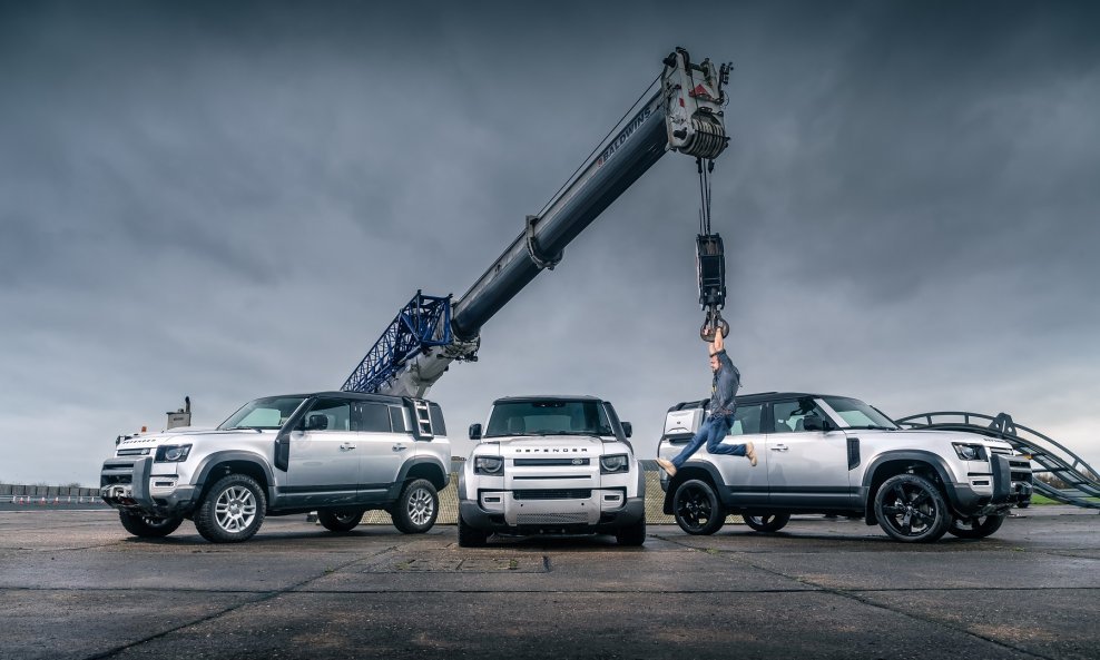 Britanski Top Gear je objesio tri Land Rover Defendera 110 na 60-metarski kran kako bi ispitao njegovu čvrstoću