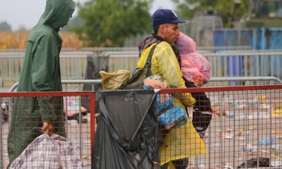 Izbjeglice koje dolaze preko Srbije i dalje pristižu u izbjeglički kam (2)