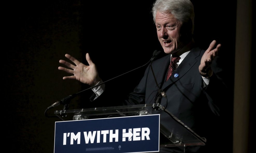 Bill Clinton pomaže Hillary
