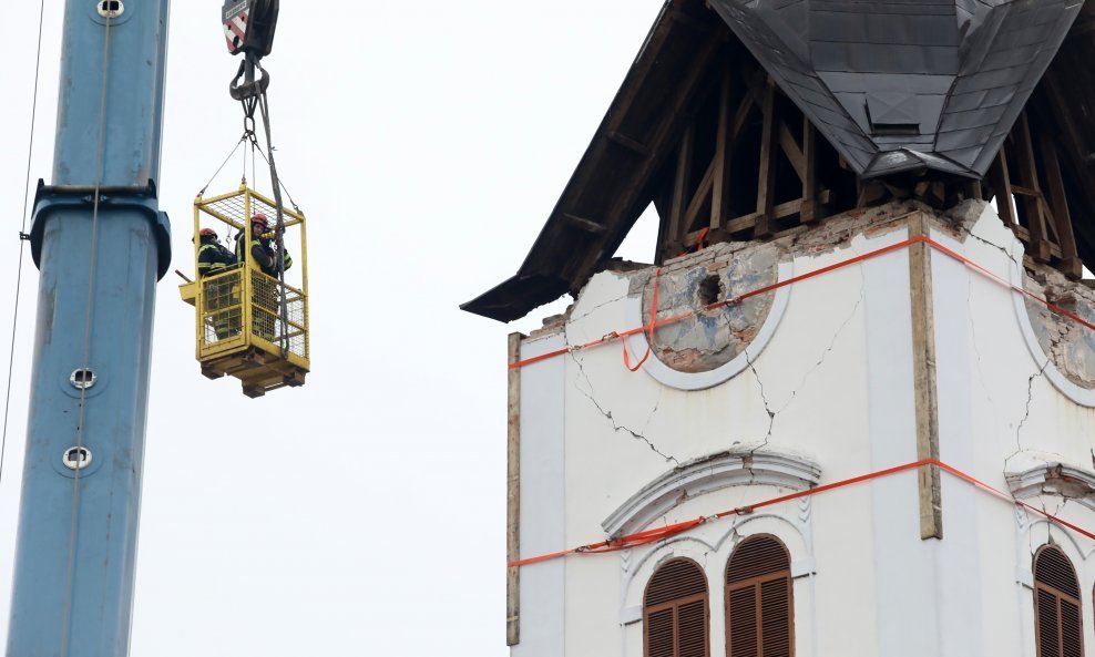 Uklanjanje tornja sisačke katedrale stradale u potresu