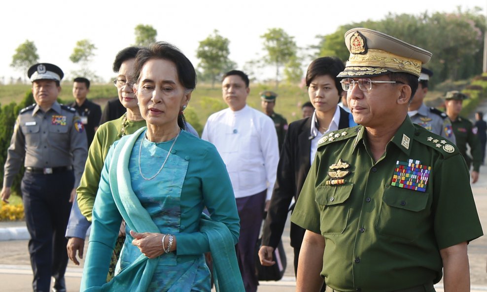 Aung San Suu Kyi i Min Aung Hlaing 2016. u Mjanmaru