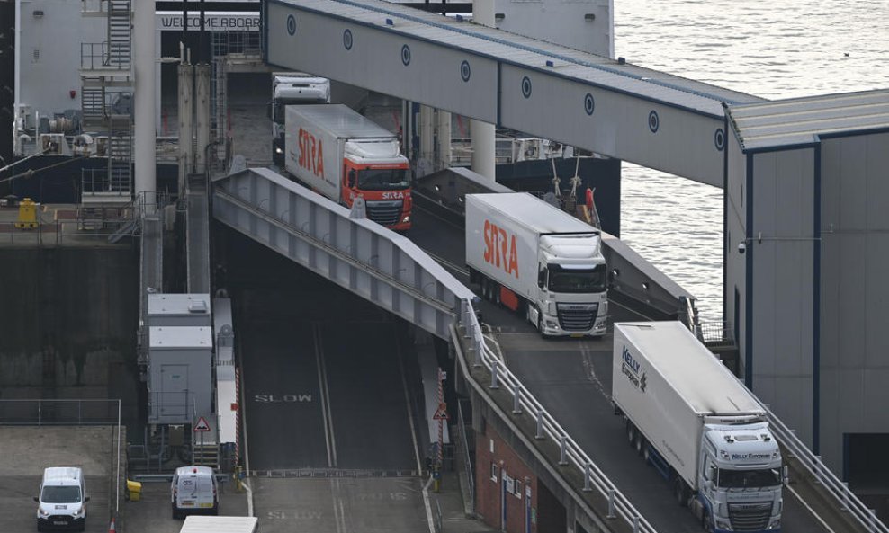 Kamioni napuštaju luku Dover - ilustracija