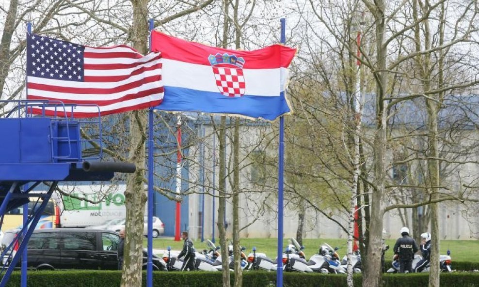 Američka i hrvatska zastava na Plesu
