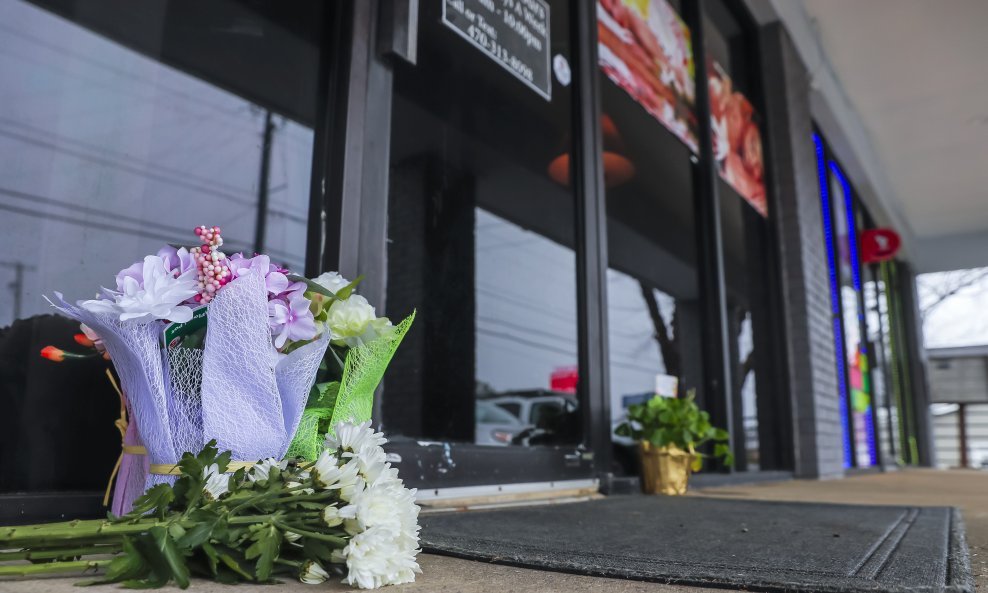 Cvijeće ispred salona za masažu u Atlanti gdje se dogodio napad