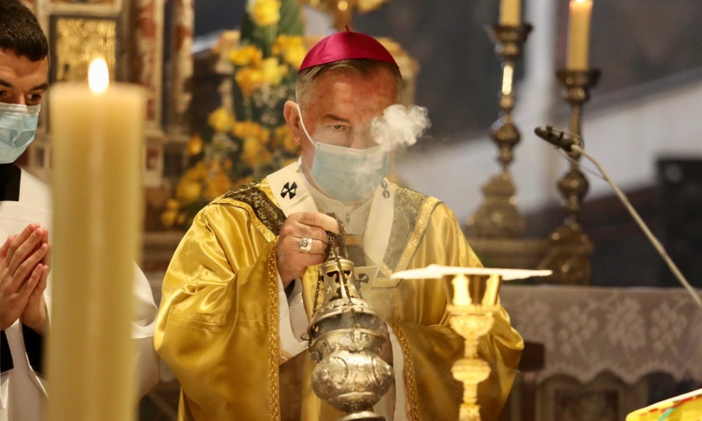 Nadbiskup splitsko-makarski Marin Barišić na misi za Uskrs u katedrali sv. Duje u Splitu