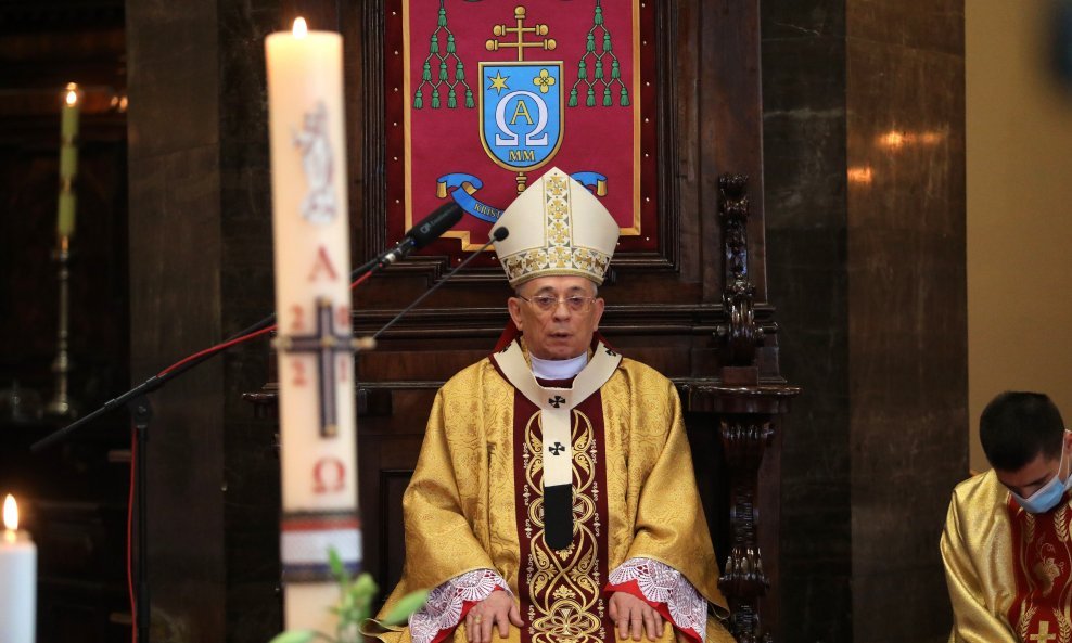 Riječki nadbiskup Ivan Devčić predvodio je uskrsnu misu u katedrali svetog Vida u Rijeci