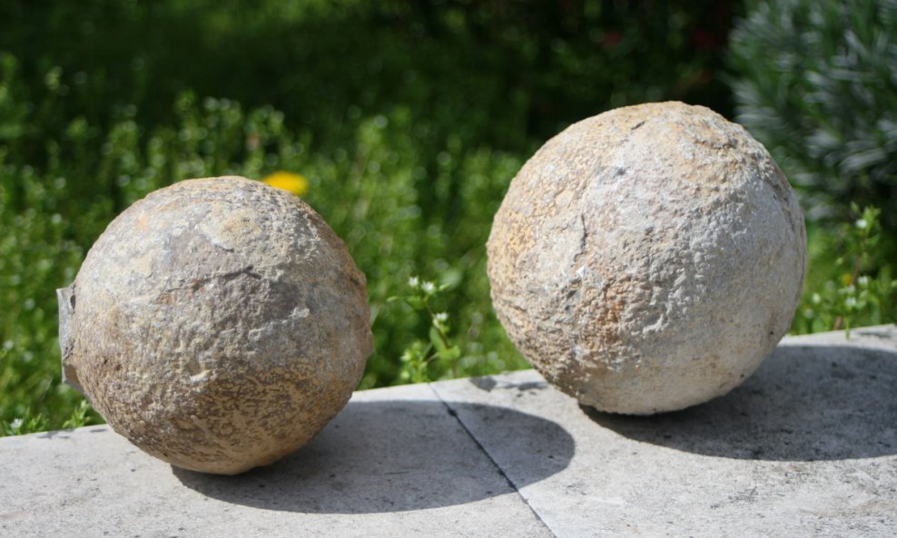 Kamene kugle  pronađene na gradilištu auto ceste