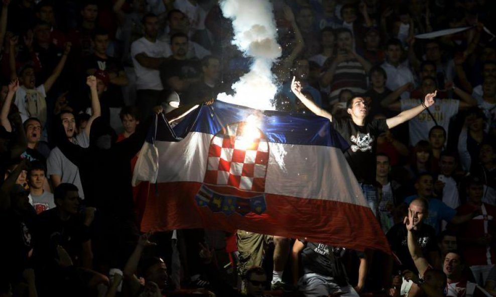 Paljenje hrvatske zastave u Beogradu na utakmici Srbija - Hrvatska