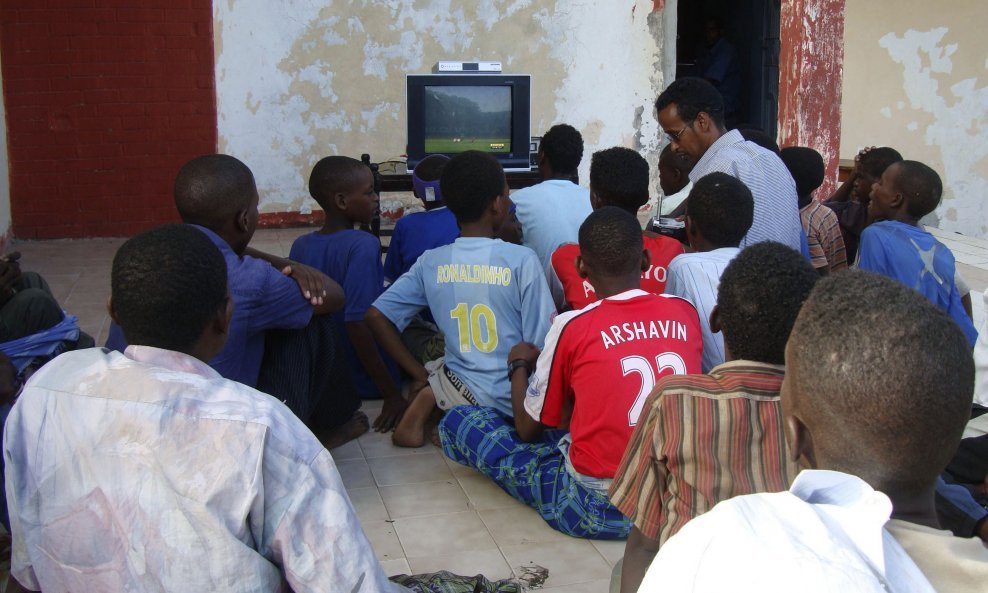 Somalijci gledaju televiziju