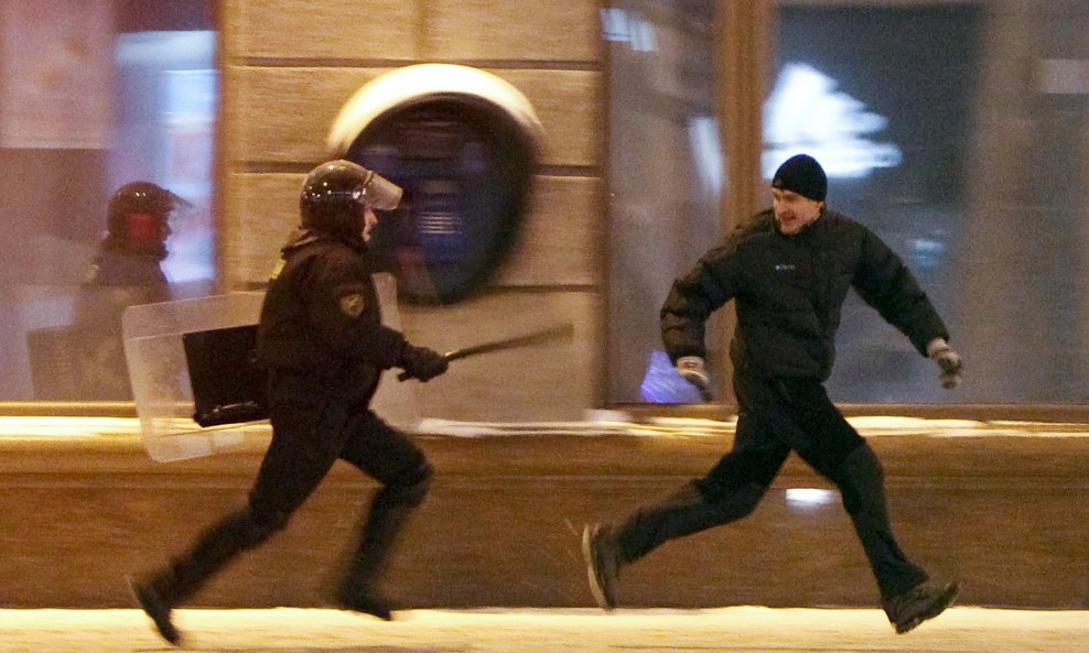 bjelorusija prosvjednici pendrek