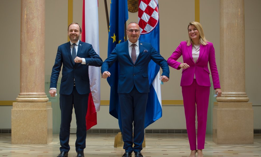 Ministar vanjskih Gordan Grlić Radman sastao se u Zagrebu s češkim kolegomm Jakubom Kulhanekom, a sastanku je nazočila i ministrica turizma Nikolina Brnjac