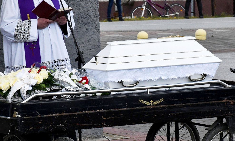 Pogreb djevojčice u Novoj Gradiški