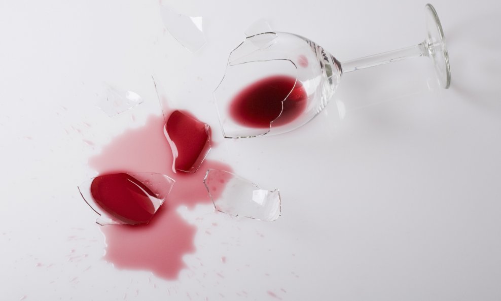 crveno vino čaša stolnjak čišćenje