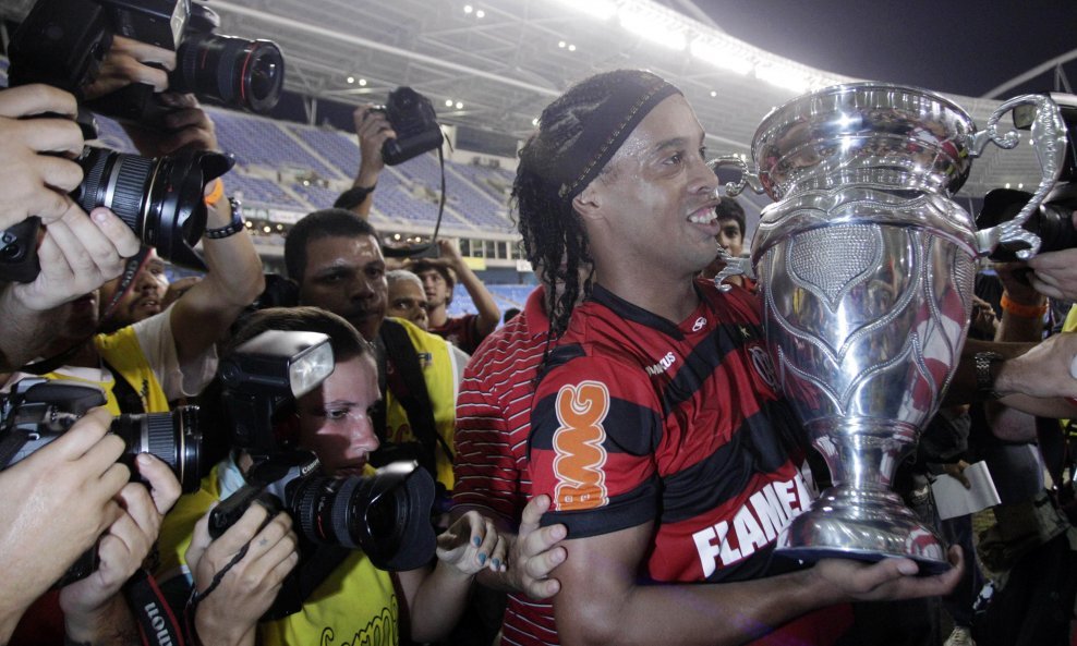 Ronaldinho s peharom