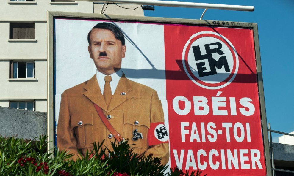 Macron je na plakatu prikazan kao Adolf Hitler