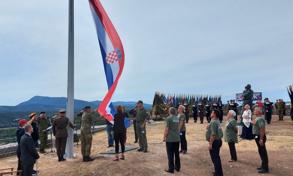 Podizanjem zastave na kninskoj tvrđavi u Hrvatskoj počinje proslava Dana pobjede, dok ga Srbi obilježavaju kao - dan poraza