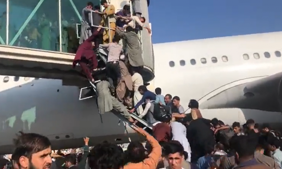 Očajničko ukrcavanje u avione u zračnoj luci u Kabulu