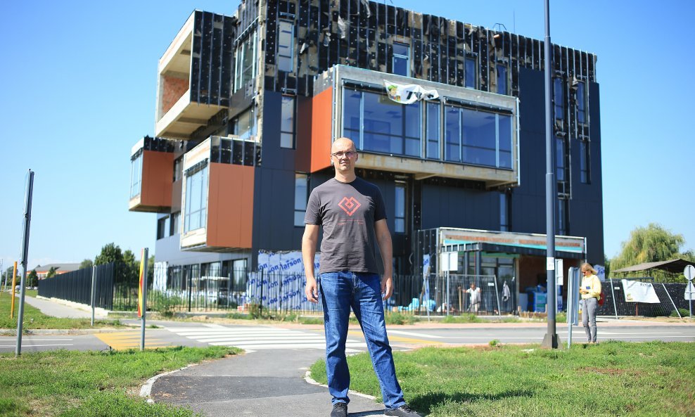 Denis Sušac, osnivač osječke softverske tvrtke Mono, ispred nove poslovne zgrade u koju će se preseliti do kraja rujna