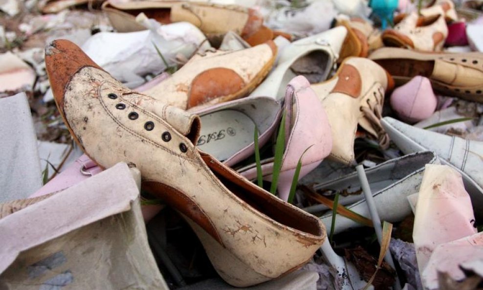 odbačene cipele deponij