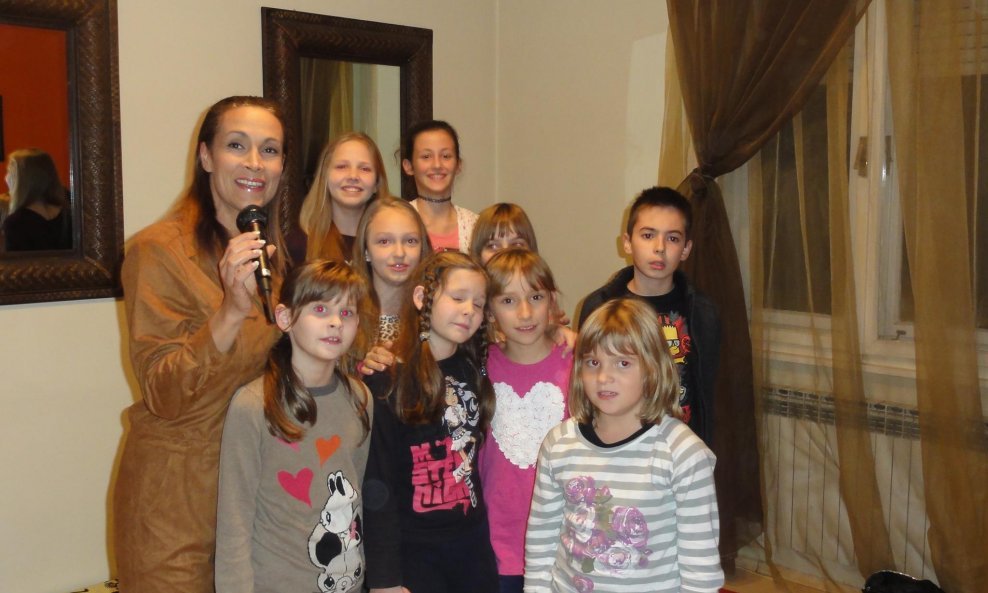 Ivana Banfić sa malim polaznicima svoje škole pjevanja