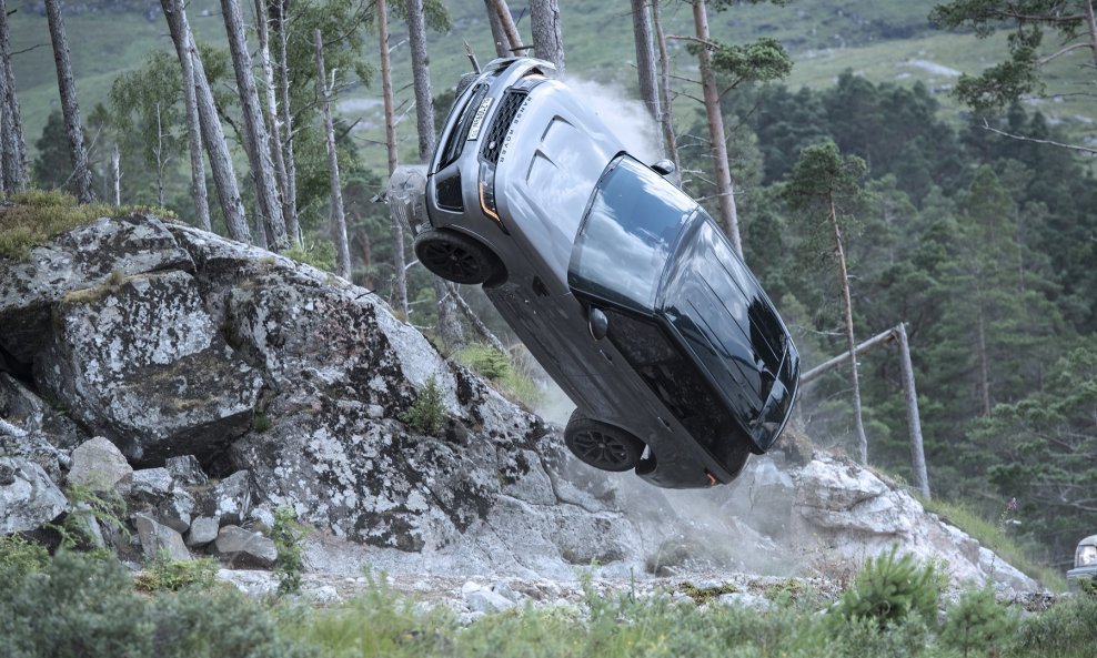 Scene sa snimanja novog filma Jamesa Bonda u kojoj nastupaju i dva Range Rover Sport SVR-a