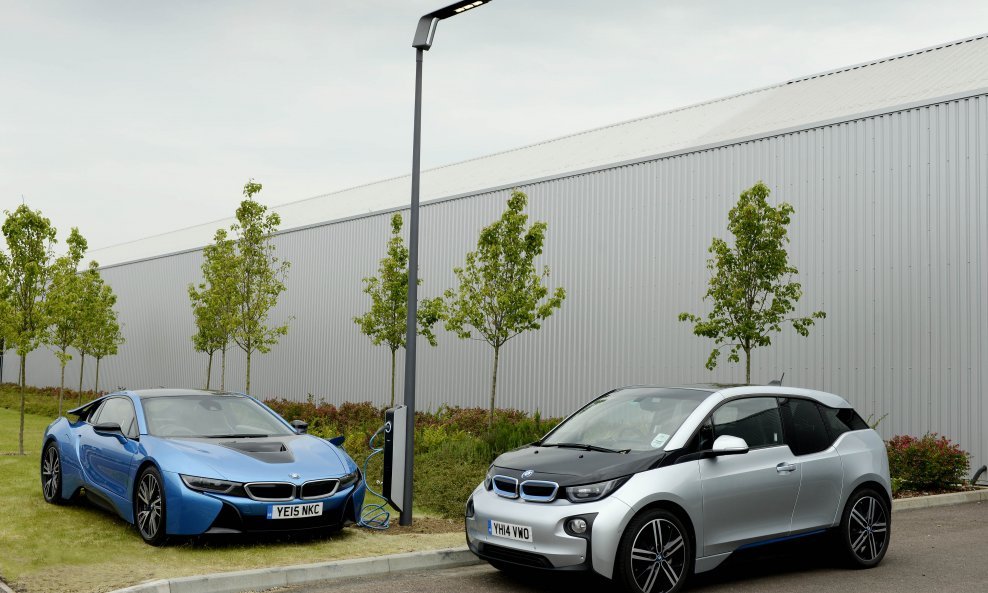 BMW i8 i i3 se pune na 'Light and Charge' rasvjetnom stupu