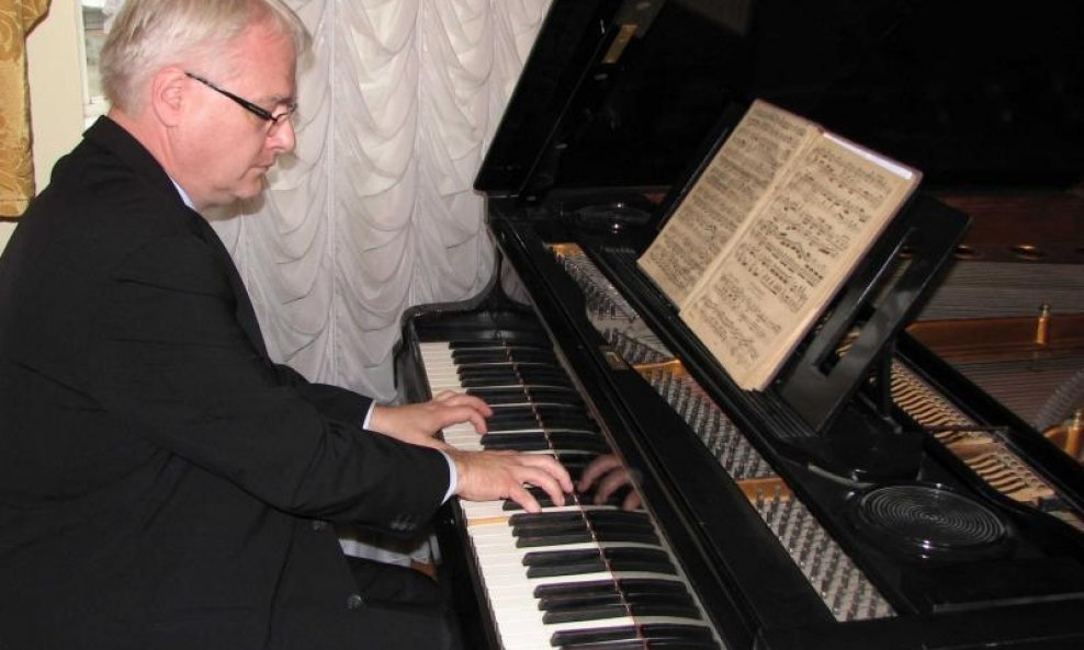 Ivo Josipović za klavirom