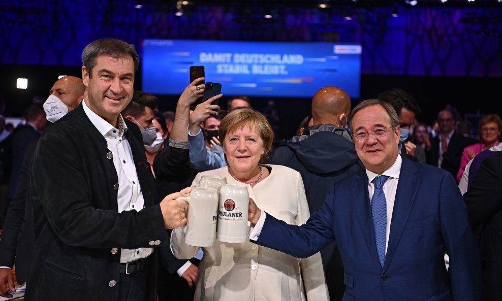 Angela Merkel u društvu Markusa Södera (CSU) i Armina Lascheta (CDU), njezinog nesuđenog nasljednika, na zadnjem predizbornom skupu konzervativaca u Münchenu