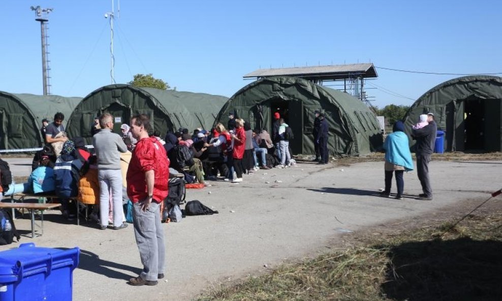  Izbjeglice s graničnog prijelaza Tovarnik prevoze se u prihvatni centar (4)