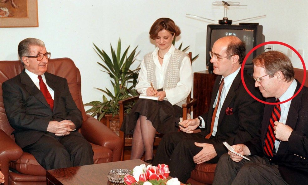 Makedonski predsjednik Kiro Gligorov, zamjenik američkog državnog tajnika Strobe Talbott i veleposlanik SAD-a u Makedoniji Christopher Hill, travanj 1998.