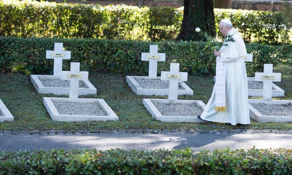 Papa Franjo na vojnom groblju u Rimu