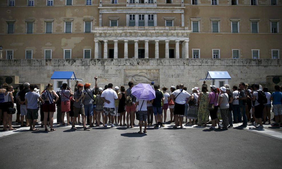 Turisti ispred grčkog parlamenta u Grčkoj zatvorene banke
