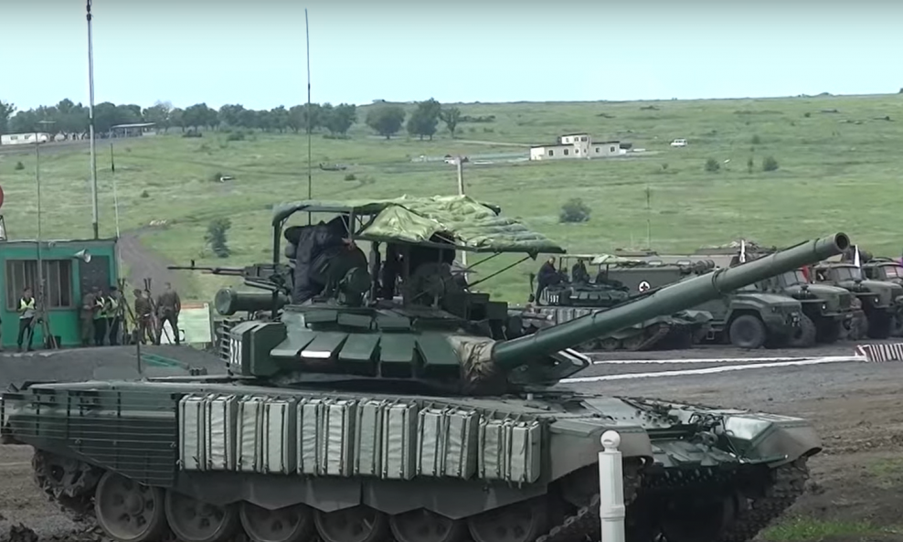 Ruski tenk T-80 s rešetkastom strukturom iznad kupole