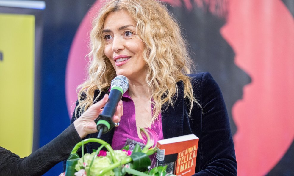 Spisateljica Olja Knežević 2019. godine osvojila je VBZ-ovu nagradu za najbolji neobjavljeni roman